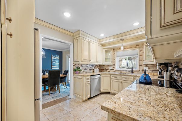 Dining room, Interior, Kitchen, Pendant Lights, Recessed Lighting, Stainless Steel Appliances