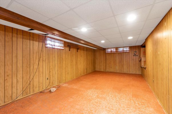 Empty room, Interior, Recessed Lighting, Wooden Walls