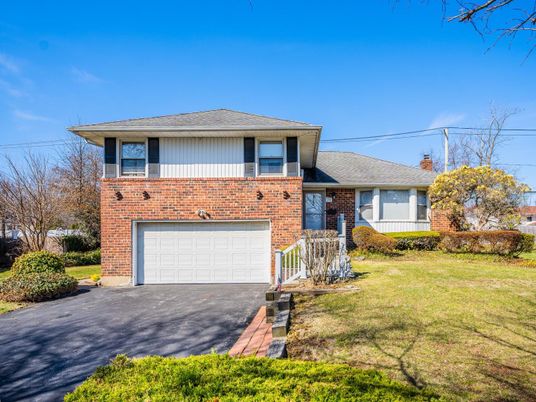 Attached, Exterior, Facade, Brick Facade, Split Level