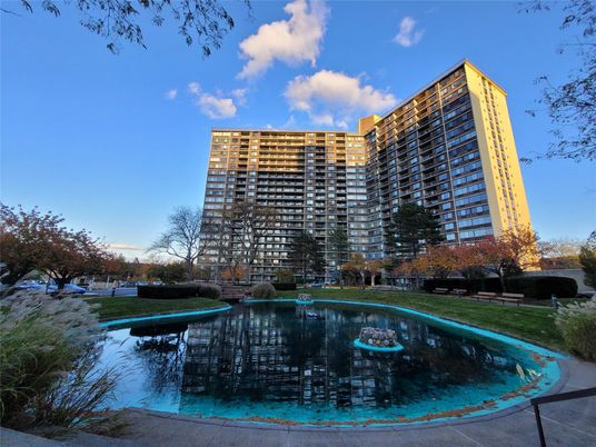 Exterior, Facade, Pool, Highrise