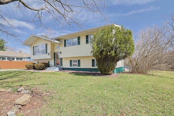 Backyard, Exterior, Facade, Raised Ranch