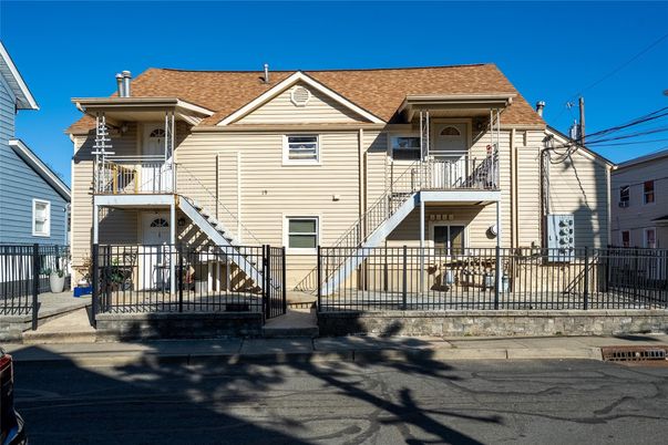 Exterior, Facade, Queen Anne Victorian
