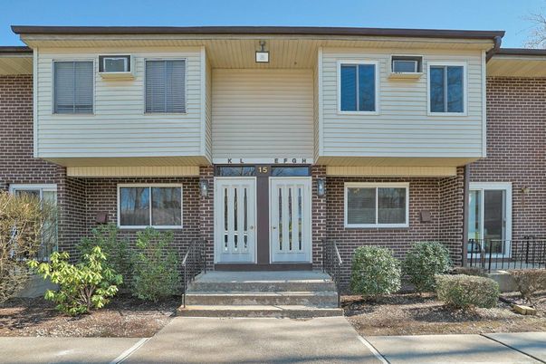 Exterior, Facade, Brick Facade, Raised Ranch
