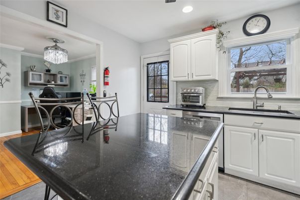 Chandelier, Dining room, Interior, Kitchen, Recessed Lighting, Stainless Steel Appliances