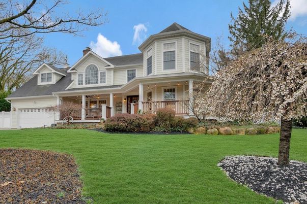 Attached, Exterior, Facade, Queen Anne Victorian
