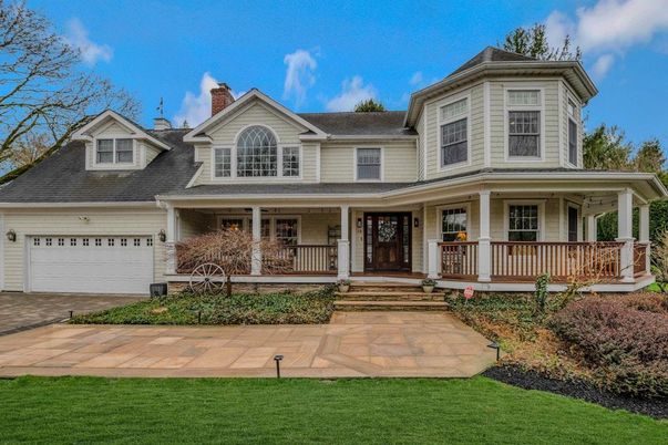 Attached, Exterior, Facade, Queen Anne Victorian