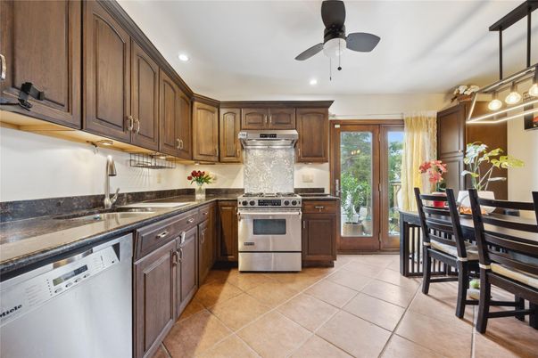 Dining room, Interior, Kitchen, Recessed Lighting, Stainless Steel Appliances