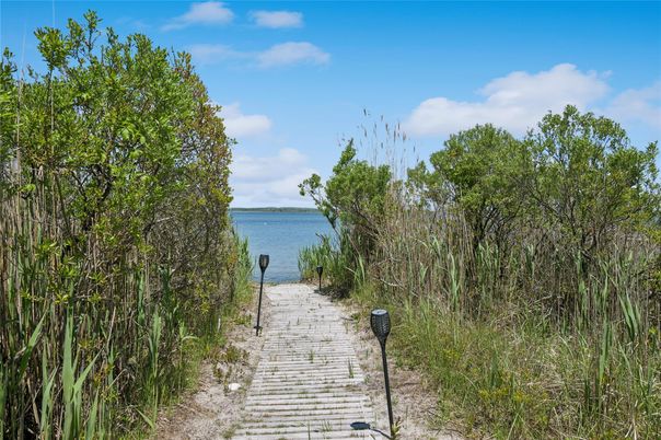 Exterior, Lake