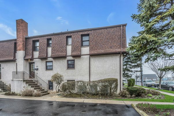 Exterior, Facade, Rowhouse