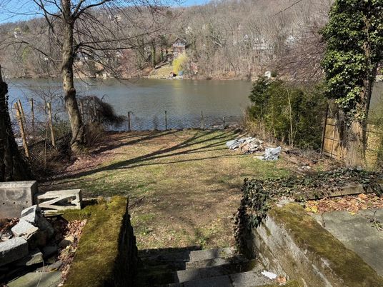 Exterior, Lake