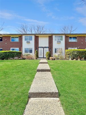 Exterior, Facade, Brick Facade, Ranch