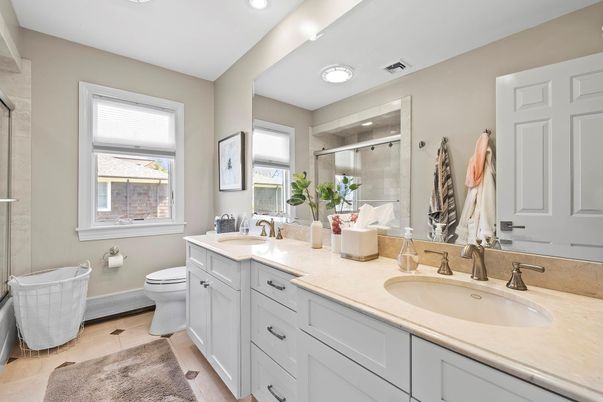 Bathroom, Dual Sink Vanities, Interior, Recessed Lighting