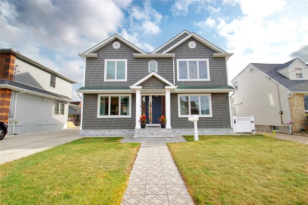 Exterior, Facade, American Craftsman