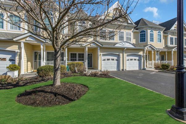 Attached, Exterior, Facade, Queen Anne Victorian