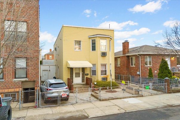 Exterior, Facade, Brick Facade, Rowhouse