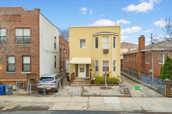 Exterior, Facade, Brick Facade, Rowhouse
