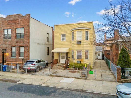 Exterior, Facade, Brick Facade, Rowhouse