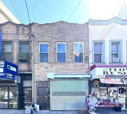 Exterior, Facade, Brick Facade, Rowhouse