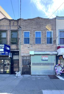 Exterior, Facade, Brick Facade, Rowhouse