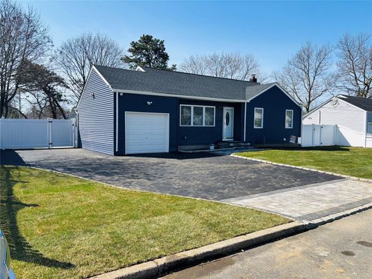 Attached, Exterior, Facade, Cape Cod