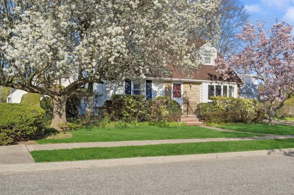 Exterior, Facade, Cape Cod