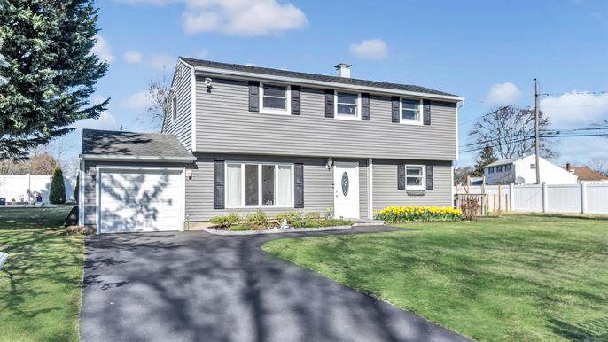 Attached, Exterior, Facade, Split Level