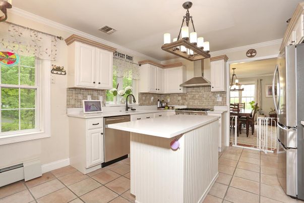 Chandelier, Dining room, Interior, Kitchen, Pendant Lights, Stainless Steel Appliances