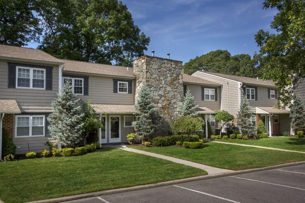 Exterior, Facade, Raised Ranch