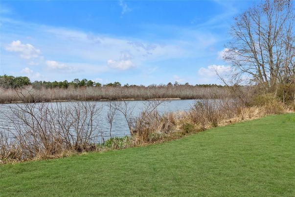 Exterior, Lake