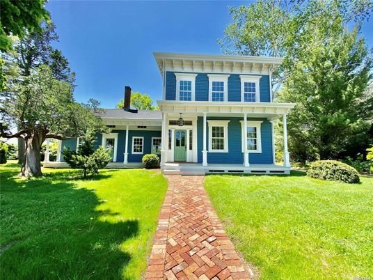 Exterior, Facade, American Foursquare