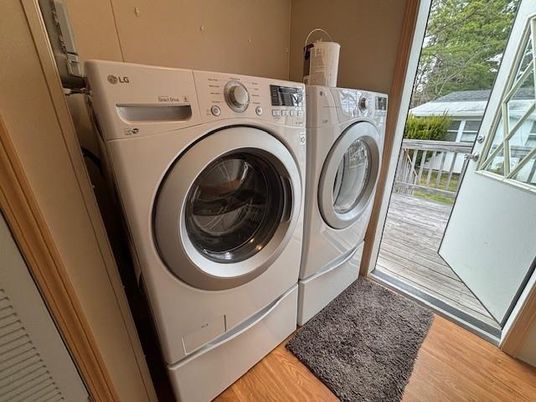 Interior, Utility Closets, Washer, Wood Texture Flooring