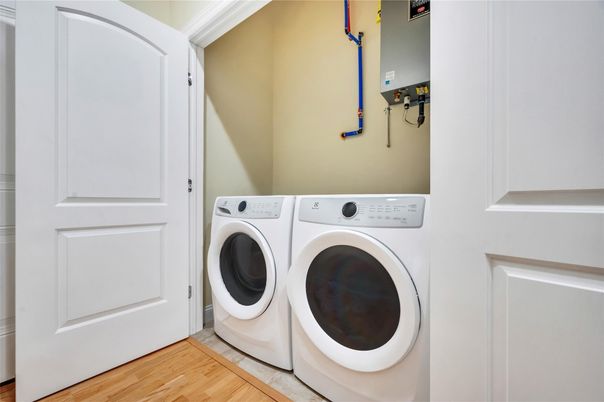 Interior, Washer, Wood Texture Flooring
