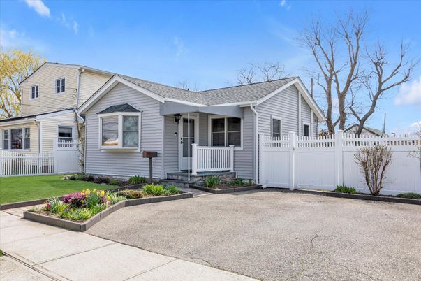Exterior, Facade, Ranch