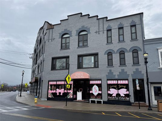 Exterior, Facade, Rowhouse