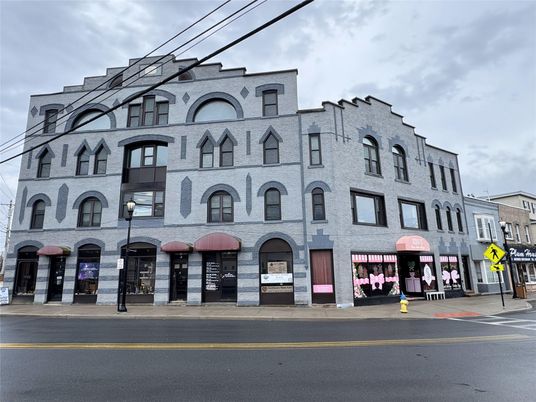 Exterior, Facade, Rowhouse