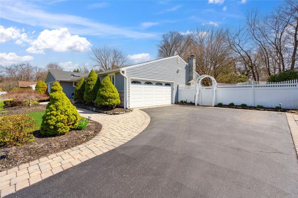 Attached, Exterior, Facade, Cape Cod
