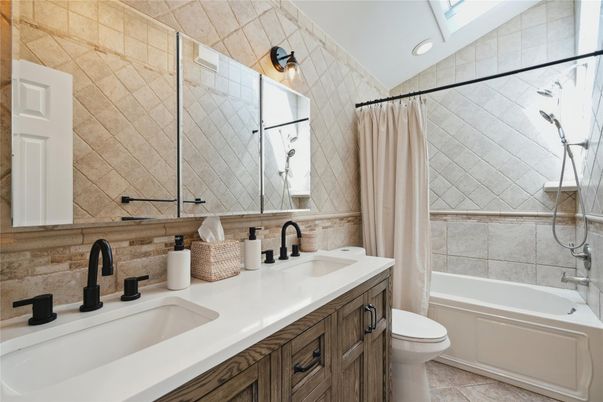Bathroom, Dual Sink Vanities, Interior, Recessed Lighting