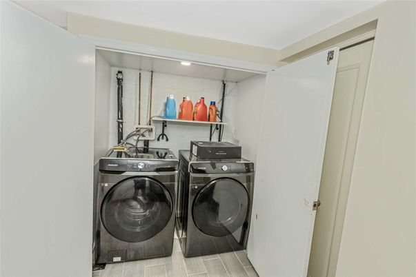 Interior, Recessed Lighting, Washer, Wood Texture Flooring
