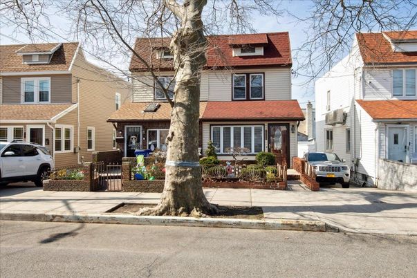 Exterior, Facade, Rowhouse