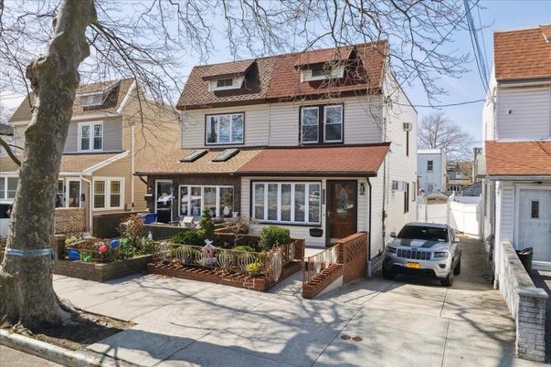 Exterior, Facade, American Foursquare