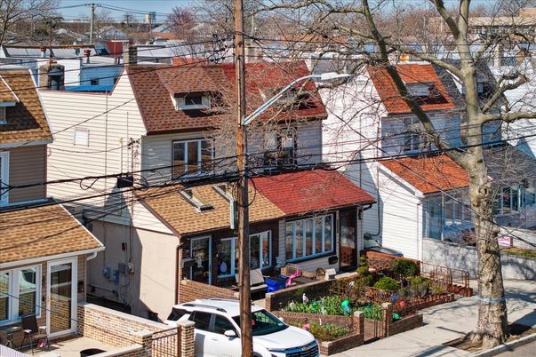 Exterior, Facade, Rowhouse