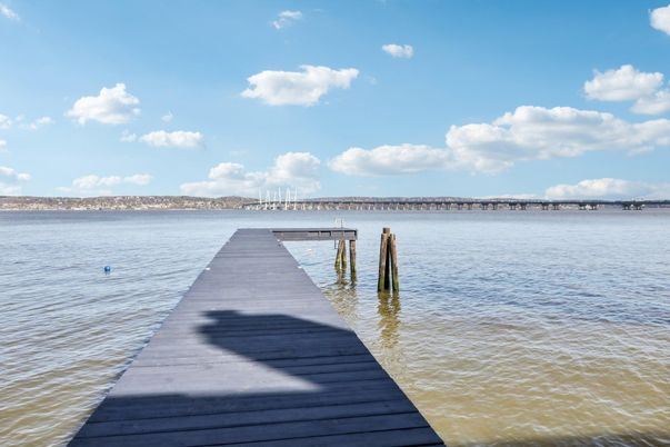Exterior, Lake