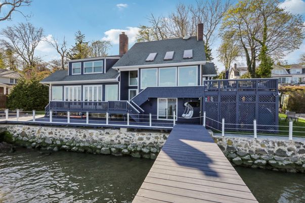 Exterior, Lake