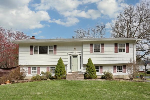 Exterior, Facade, Raised Ranch