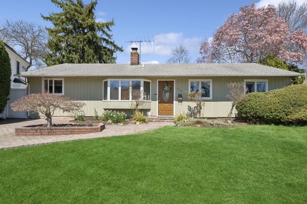 Exterior, Facade, Ranch