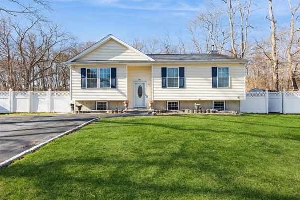Exterior, Facade, Raised Ranch