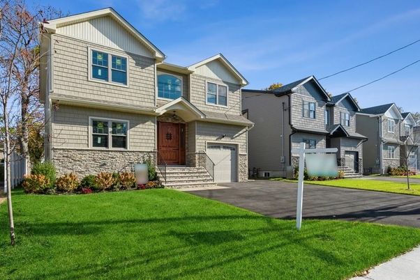 Attached, Exterior, Facade, American Craftsman