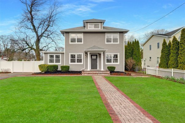 Exterior, Facade, American Foursquare