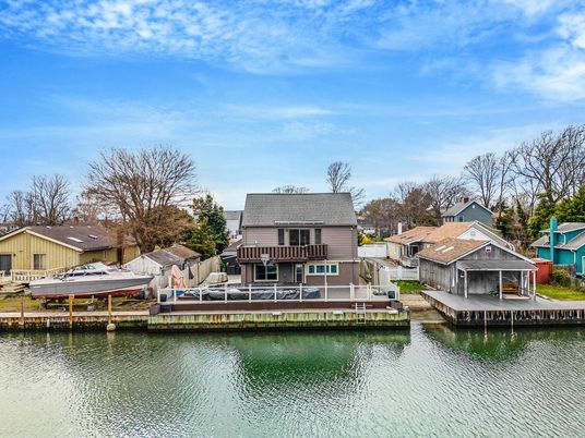 Exterior, Lake