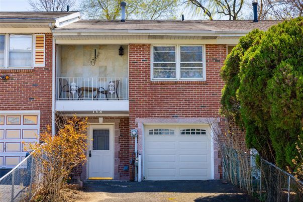 Attached, Exterior, Facade, Brick Facade, Raised Ranch